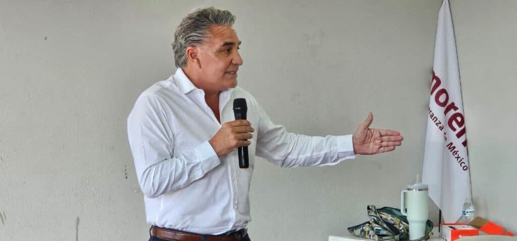 Jesús Ruiz Uribe habla con militantes de MORENA en Ensenada, promoviendo la defensa de la Cuarta Transformación y la soberanía nacional.