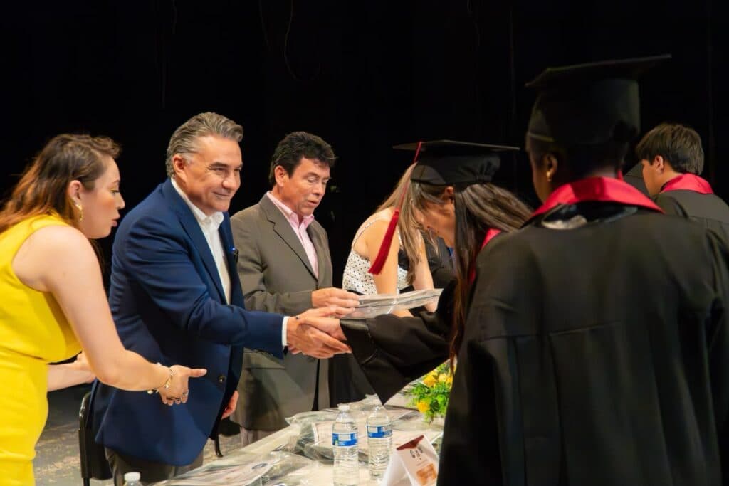 Jesús Ruiz Uribe entrega diplomas a graduados en ceremonia de egreso en Tijuana, destacando su futuro en Baja California.