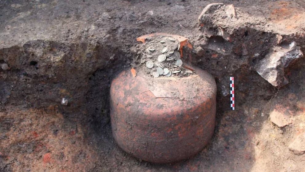 Vasija descubierta en una excavación en Senon, Francia, con más de 40 mil monedas romanas enterradas durante 1,800 años.