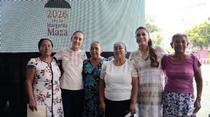 Claudia Sheinbaum Pardo junto a mujeres de Acapulco durante su visita para supervisar proyectos de recuperación y apoyo social.
