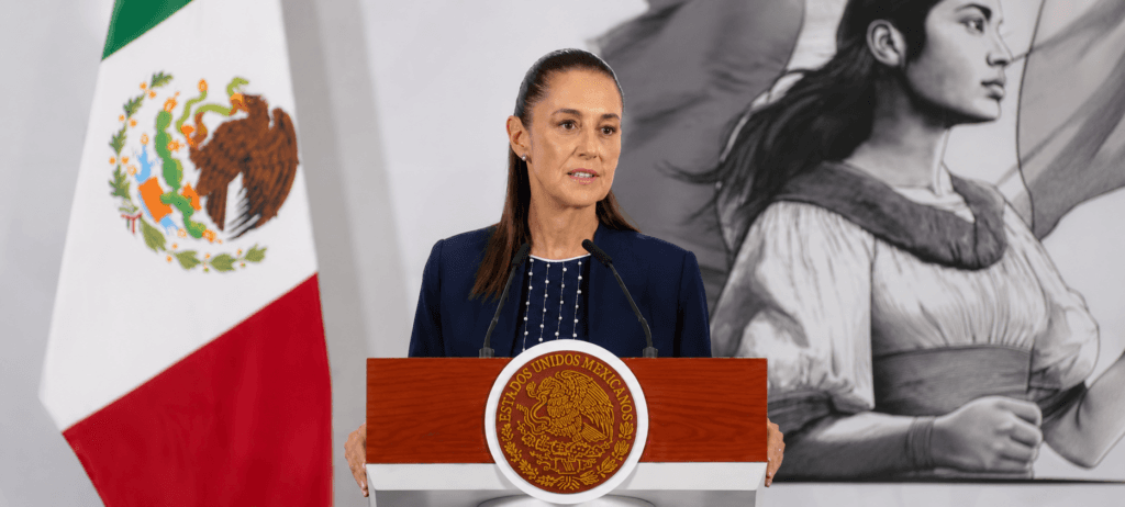 Claudia Sheinbaum durante conferencia matutina, defendiendo la estrategia de México en relación con Estados Unidos, con