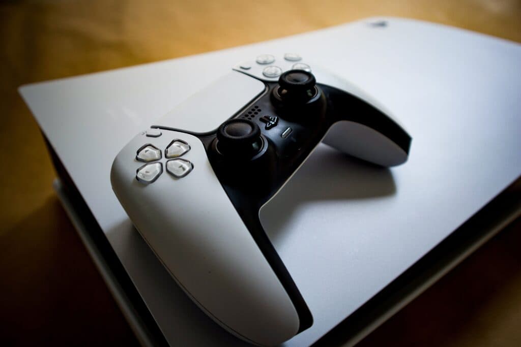 Controlador de PlayStation 5 sobre la consola, simbolizando el cambio hacia el juego digital anunciado por Sony para 2028.