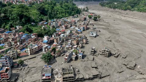 Destrucción en comunidades de Rasuwa, Nepal, tras inundaciones devastadoras que dejaron al menos 160 muertos y cientos de desaparecidos.