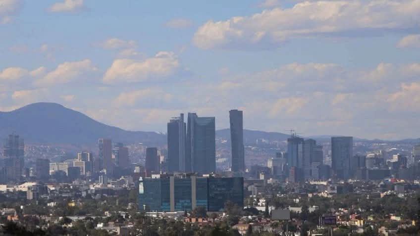 Vista panorámica de la Zona Metropolitana del Valle de México, con edificios y montañas al fondo, representando su expansión reciente.