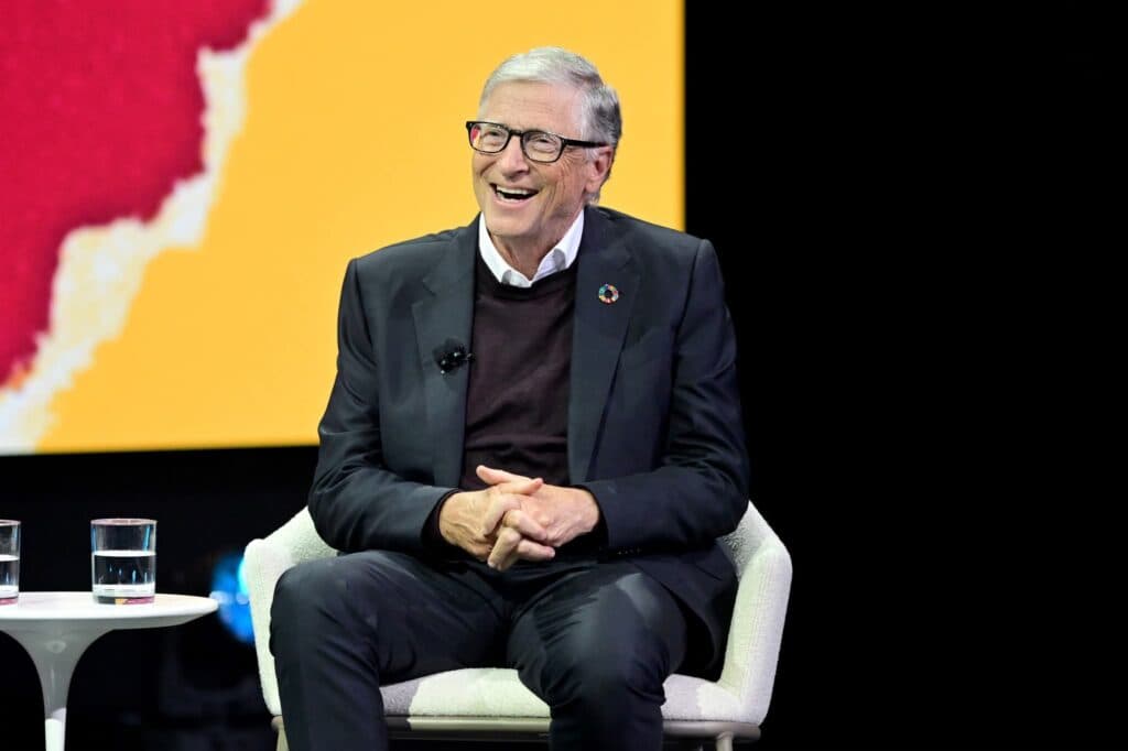Bill Gates sonríe mientras habla sobre la inteligencia artificial en el evento Goalkeepers, destacando su impacto en la equidad y la justicia.