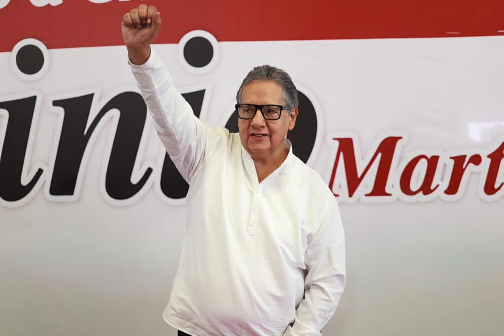 Higinio Martínez, nuevo presidente del Senado, levanta el puño en señal de triunfo durante su presentación ante los medios.