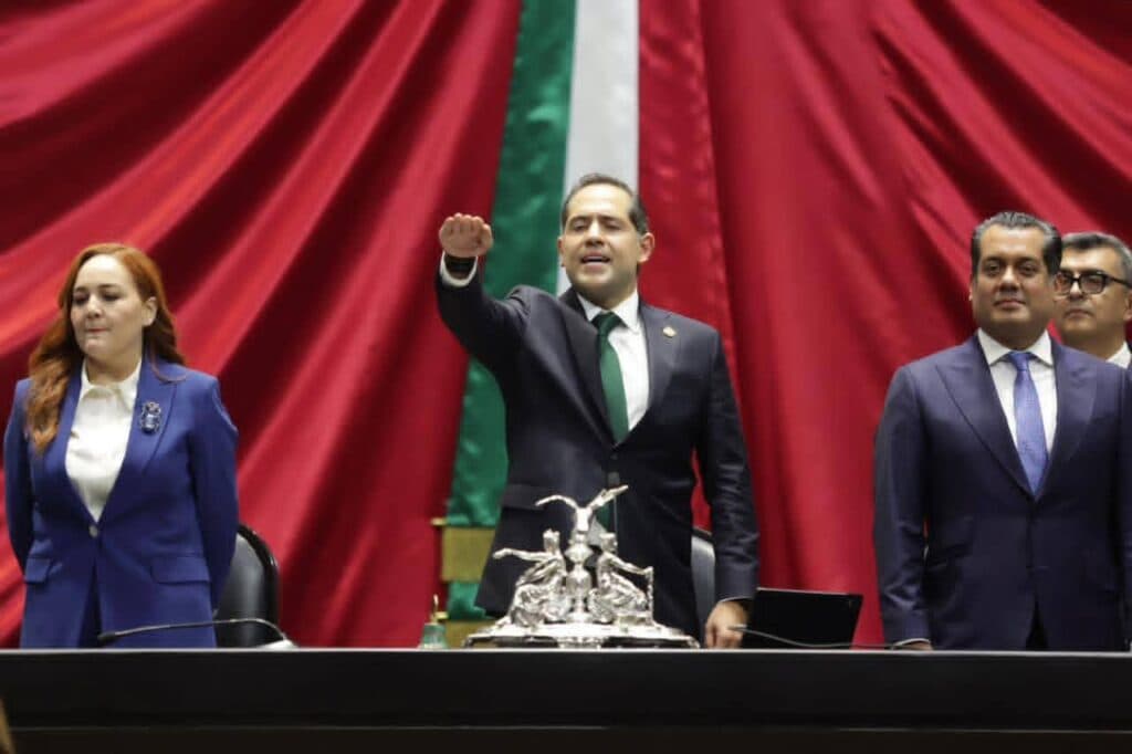 Raúl Bolaños Cacho Cué asume la presidencia de la Mesa Directiva en la Cámara de Diputados, acompañado de otros legisladores