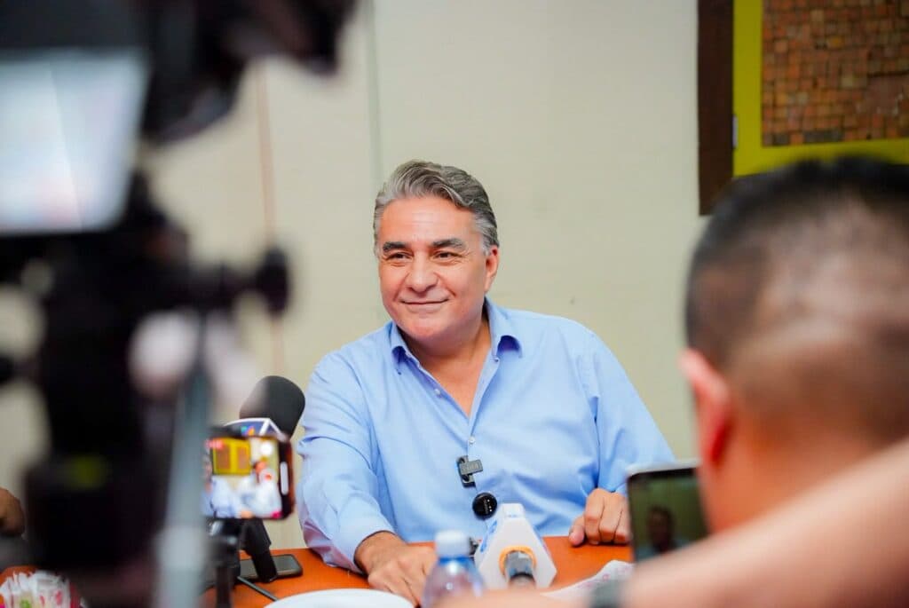 Jesús Ruiz Uribe sonríe durante una conferencia de prensa, destacando su imagen positiva en la encuesta de La Crónica en Tijuana.