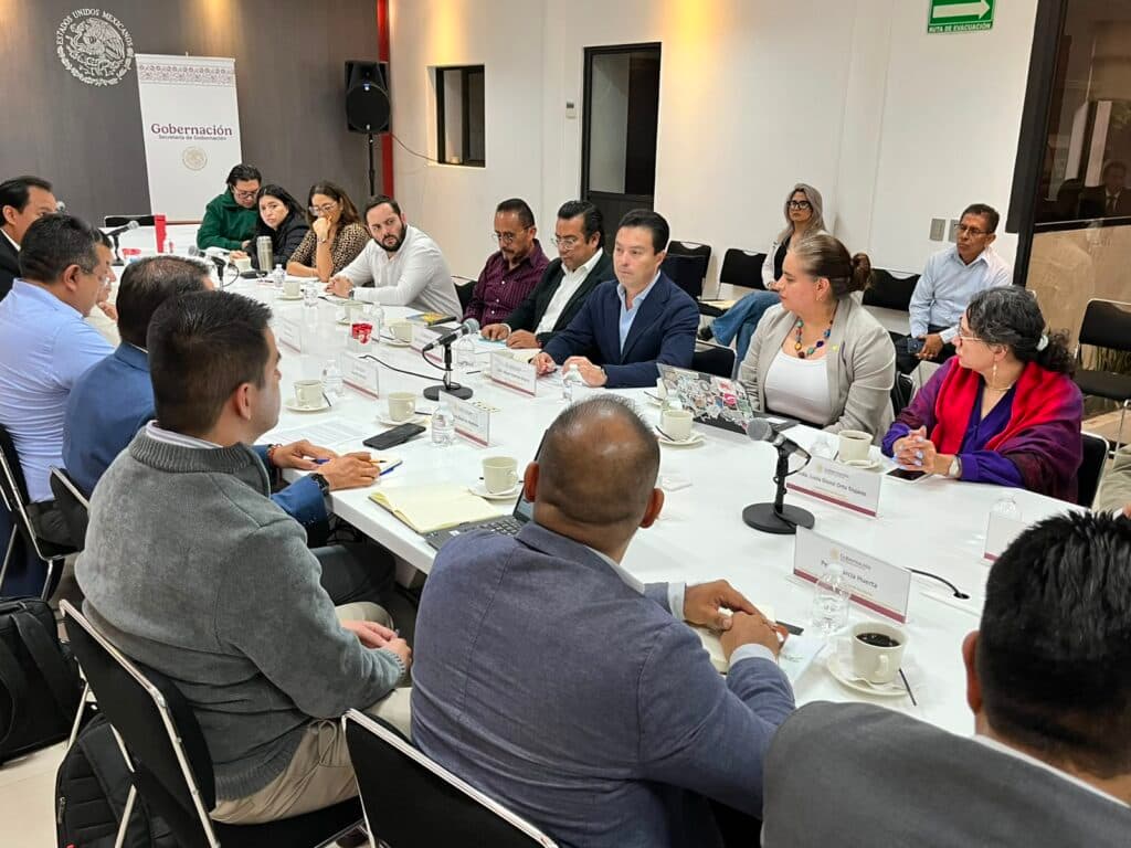 Mesa de trabajo en las oficinas de la SEGOB, donde se discute el adeudo de Fertinal con transportistas y se busca mejorar la
