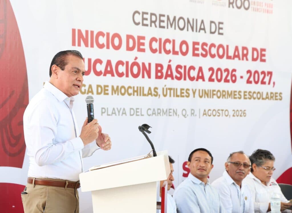Arturo Castro, secretario de Gobierno Municipal, inaugura el ciclo escolar 2026-2027 en Playa del Carmen, acompañado de autoridades educativas.