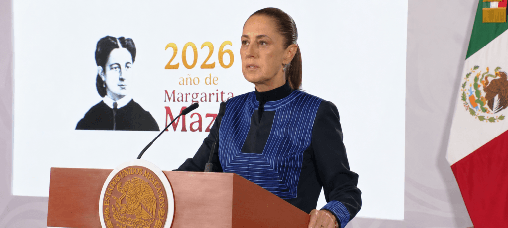 Claudia Sheinbaum durante conferencia matutina, discutiendo el regreso de Rubén Rocha Moya a Sinaloa, con fondo sobre Margarita Maza.