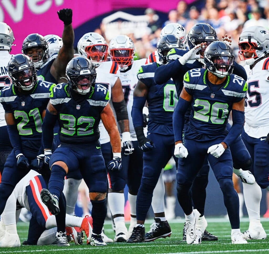 Jugadores de los Seattle Seahawks celebran una jugada defensiva durante el partido contra los Patriotas de Nueva Inglaterra en la NFL.