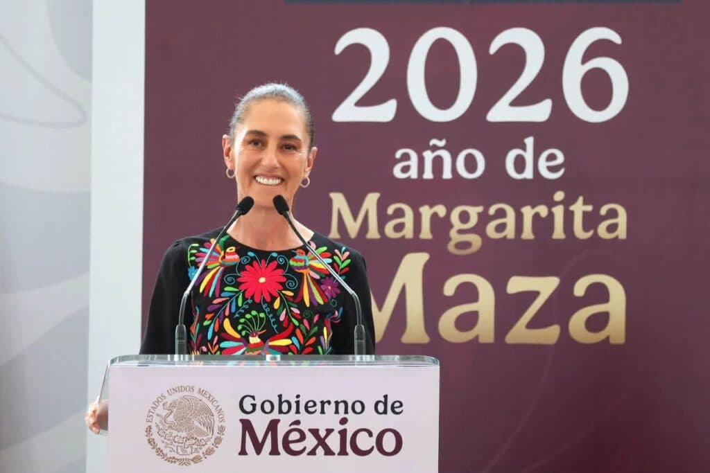 Claudia Sheinbaum sonríe mientras habla en un podio del Gobierno de México, con un fondo que celebra el año de Margarita Maza.