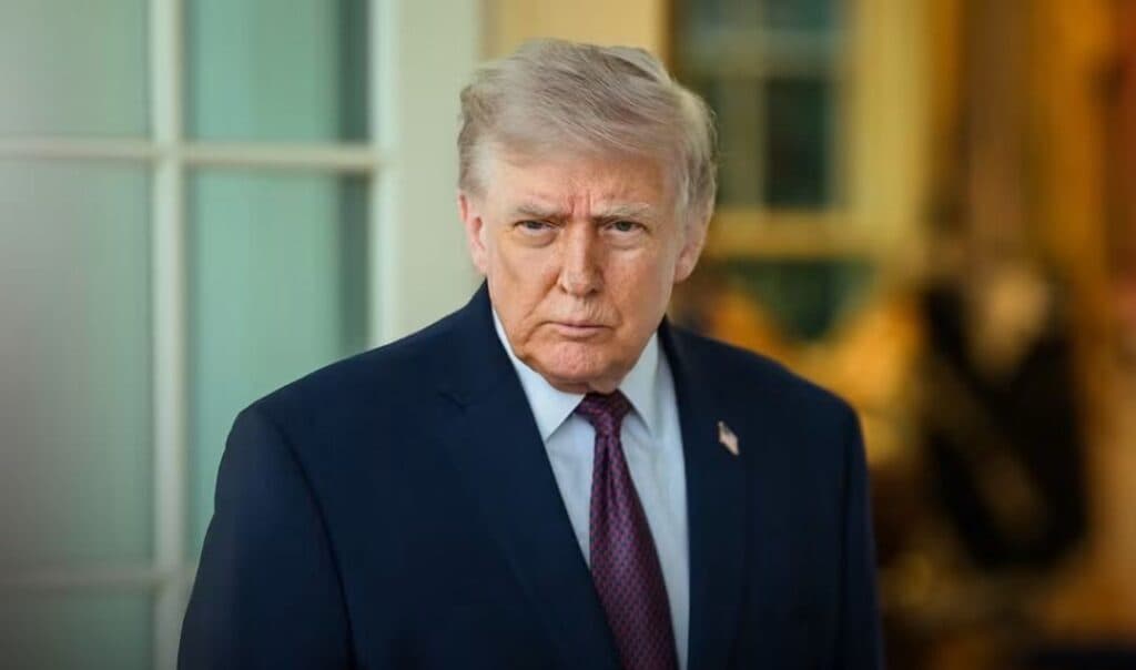 Donald Trump, con expresión seria, vestido con traje oscuro y corbata, en un entorno institucional durante su discurso en la ONU.