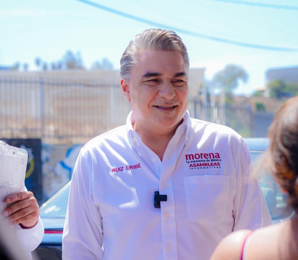 Ruiz Uribe sonríe mientras conversa con vecinos de Lomas Taurinas, compartiendo resultados del informe de Claudia Sheinbaum.