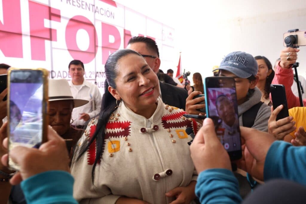 Ana Lilia Rivera sonríe rodeada de simpatizantes durante un evento político en Tlaxcala, destacando su candidatura a la gubernatura.