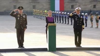 Claudia Sheinbaum rinde homenaje a víctimas del 19S, acompañada de militares en el Zócalo de la Ciudad de México.