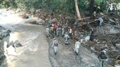 Rescatistas y voluntarios trabajan en el río Santa Elena, buscando a víctimas tras el desbordamiento causado por el huracán Polo en Jalisco.