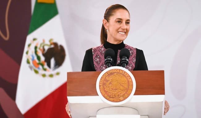 Claudia Sheinbaum sonríe durante su conferencia en Irapuato, Guanajuato, mientras se discuten avances en el acuerdo comercial con Estados Unidos.