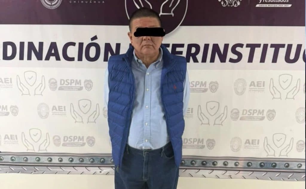 César Jáuregui Moreno, exfiscal de Chihuahua, es presentado en el penal del Altiplano tras su arresto por traición a la patria.