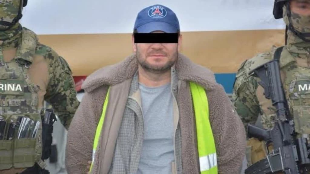 Detención de Miguel Ángel “N”, alias “Mike”, en Zapopan, rodeado de elementos de la Secretaría de Marina y fuerzas de seguridad.