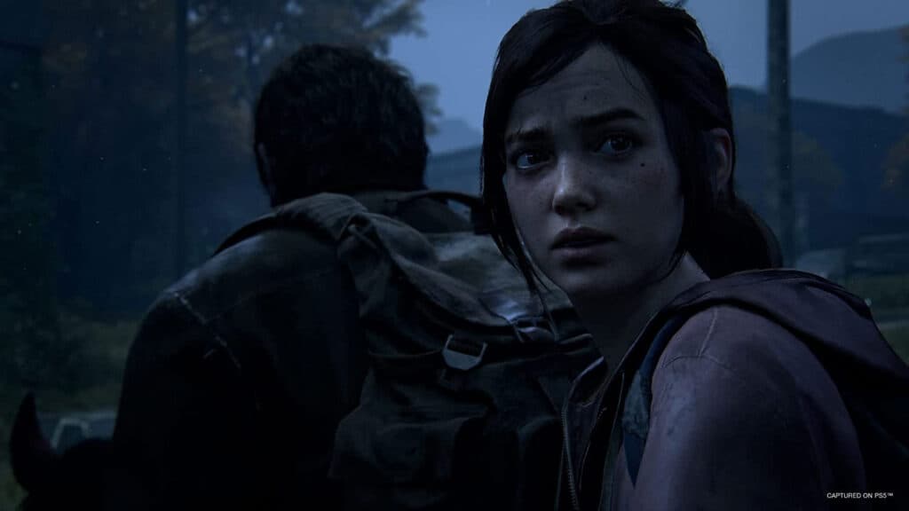 Ellie y Joel, personajes de The Last of Us, se encuentran en un entorno sombrío, reflejando la tensión de la narrativa del videojuego.