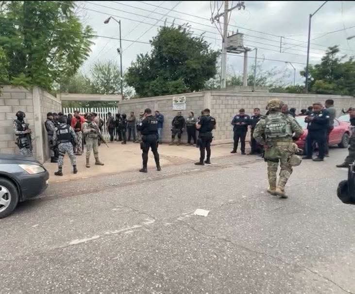 Agentes de seguridad y militares en el exterior de la Escuela Secundaria General No. 13 en Torreón tras el ataque a la subdirectora.