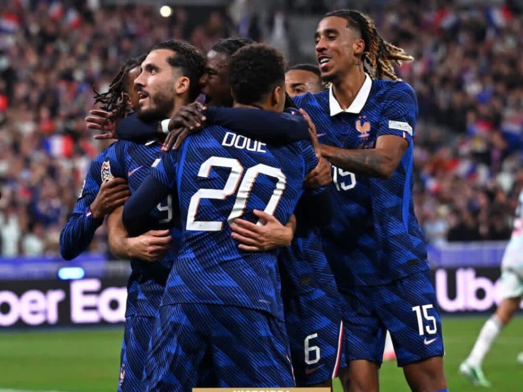 Jugadores de la selección francesa celebran un gol durante el partido contra Bélgica en el Stade de France, destacando la remontada 4-1.