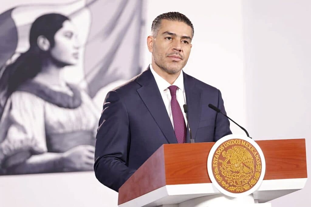 Omar García Harfuch en conferencia de prensa, destacando avances en seguridad y la baja percepción de inseguridad en México.