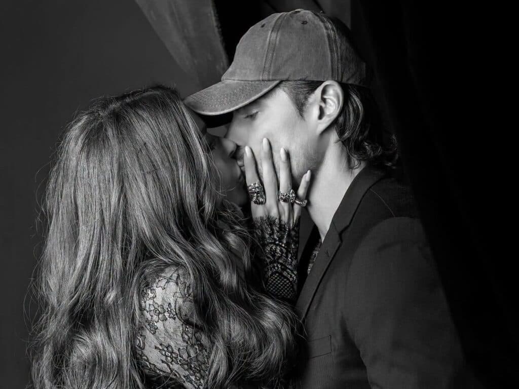 Galilea Montijo y su novio Isaac Moreno se besan en un momento íntimo, mientras comparten su deseo de ser padres.
