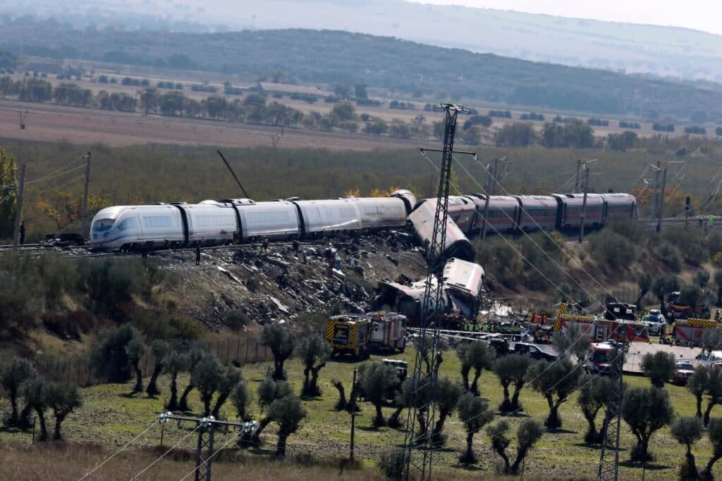 Trenes de alta velocidad involucrados en un choque en Toledo, con daños visibles y presencia de servicios de emergencia en el lugar.
