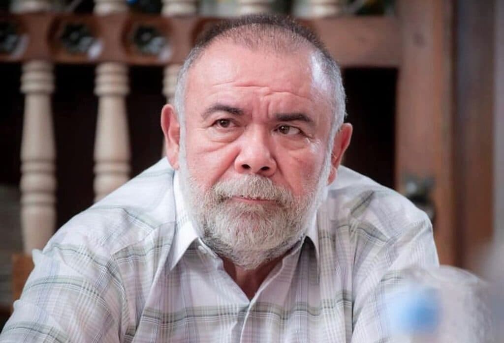 Jesús Ochoa con expresión seria, en un entorno interior, generando preocupación por su reciente accidente en el elevador durante una obra.