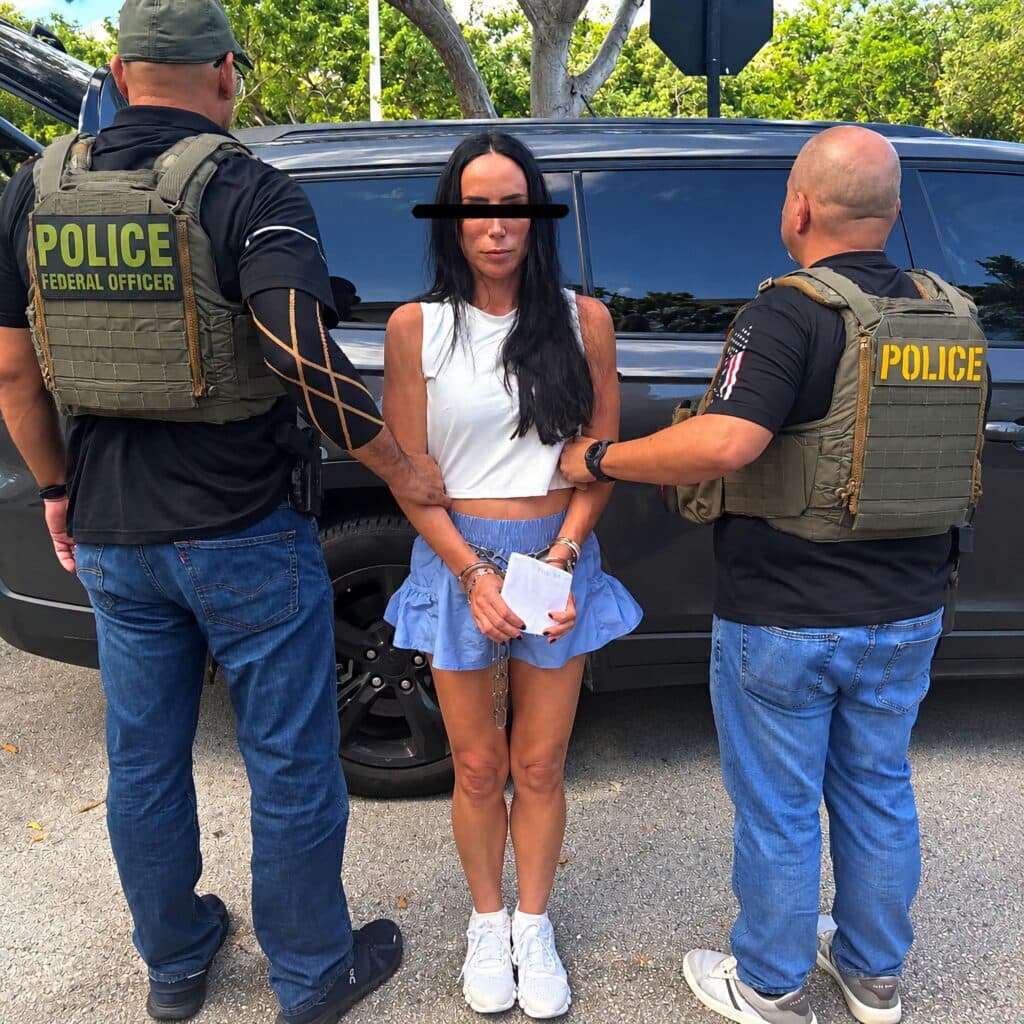 Inés Gómez Mont es detenida por agentes de la policía federal en Miami, Florida, tras ser prófuga de la justicia mexicana.