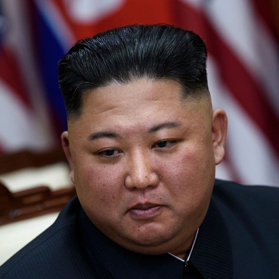 Kim Jong-un durante una reunión, en medio de rumores sobre su estado de salud y reaparición pública en China.