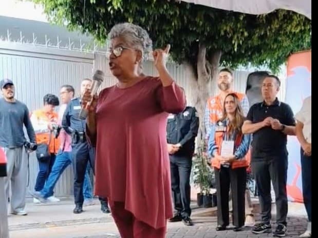 Margarita Escobedo, presidenta del Consejo Social de Guadalajara, habla sobre participación ciudadana y desigualdad, con asistentes al fondo.