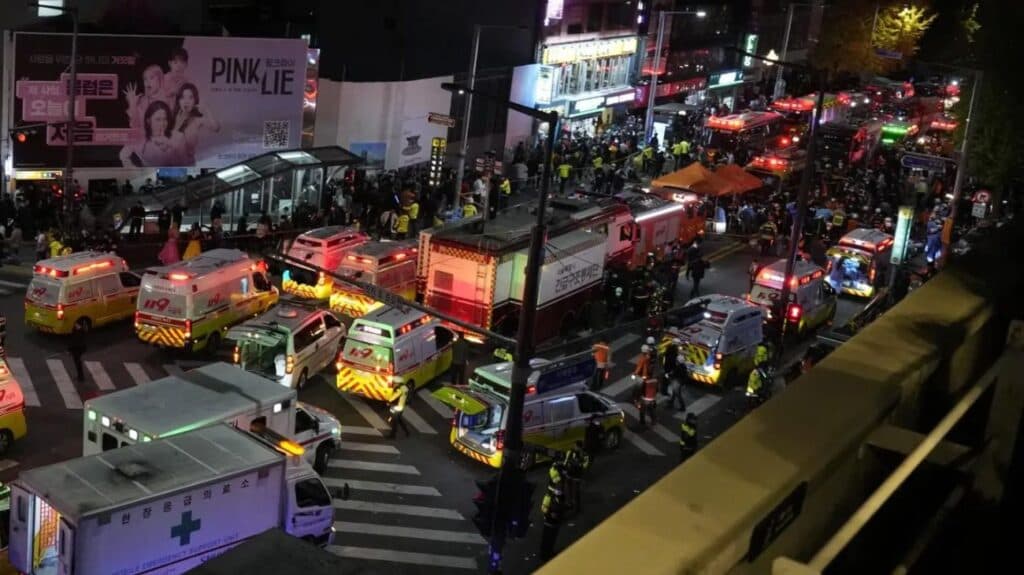 Multitud de ambulancias y personal de emergencia en las calles de Itaewon, Corea del Sur, tras la tragedia que dejó varias víctimas.
