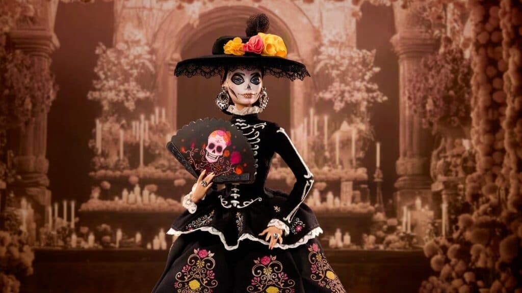 Muñeca Barbie inspirada en La Catrina, con vestido negro y detalles de calaveras, sosteniendo un abanico, en un fondo festivo del Día de Muertos.