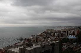 Vista de la costa de Puerto Vallarta con cielos nublados y mar agitado, en alerta por la llegada del huracán Simón.