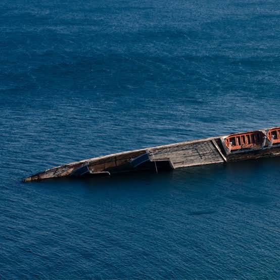 Embarcación hundida en el mar, reflejando la tragedia marítima cerca de Yibuti, donde se reportan numerosas víctimas.