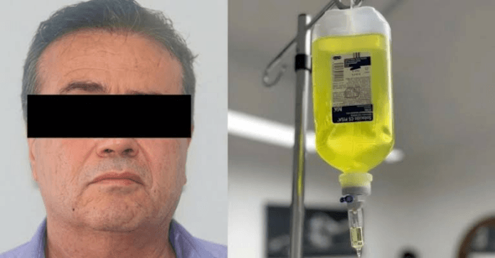 Médico señalado por la muerte de ocho pacientes en Sonora, junto a una bolsa de suero vitaminado utilizada en tratamientos.