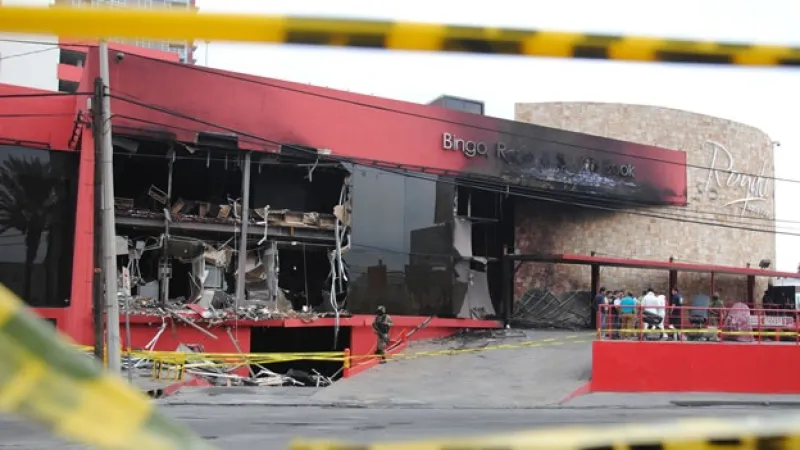 Exterior del Casino Royale en Monterrey, con daños visibles tras el ataque incendiario que dejó 52 muertos en 2011.