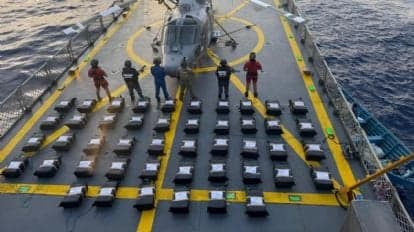 Operativo marítimo de la Secretaría de Marina con seis personas detenidas y paquetes de cocaína asegurados en el océano Pacífico.
