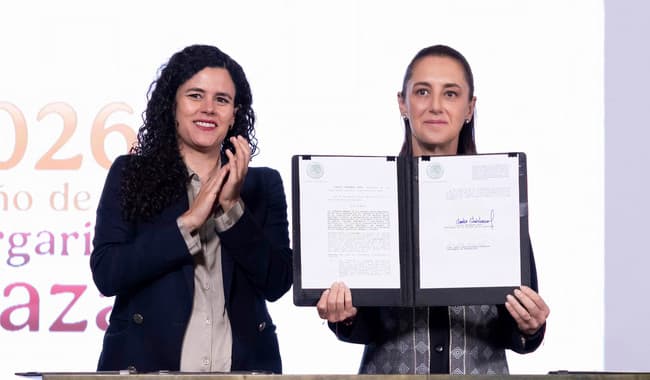 Claudia Sheinbaum sostiene un decreto de nacionalidad única en conferencia de prensa, acompañada por Luisa María Alcalde, en Palacio Nacional.