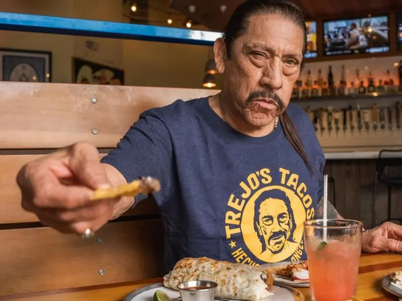 Danny Trejo inicia caótica pelea en el desfile del 4 de julio